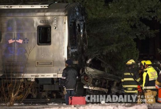 纽约州铁路交叉口惨剧：列车撞汽车7死多伤浓烟滚滚-