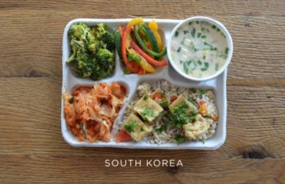 南韓學童能吃到魚湯、豆腐、炒飯、泡菜以及花椰菜和甜椒。（圖片擷取自《鏡報》）