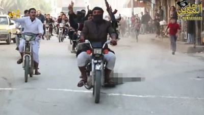 伊斯蘭國的武裝份子騎車拖行屍體，群眾在旁大聲歡呼。（圖擷取自《每日郵報》）