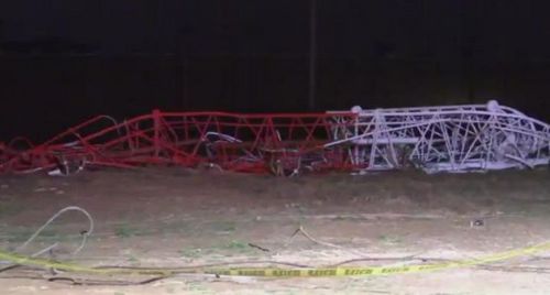 一小型飞机坠毁撞到美国得州电视塔致1人死亡