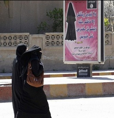 伊斯蘭國在佔領地區嚴格實施女性服裝標準，若違規恐遭無情對待。（圖擷取自《每日郵報》）
