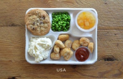 美國學童的午餐有雞米花、馬鈴薯泥、豆類和餅乾。（圖片擷取自《鏡報》）