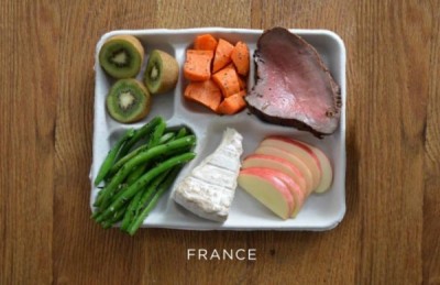 法國的午餐包含牛排、紅蘿蔔、四季豆、起司和牛排，學童能吃到原始的食物味道。（圖片擷取自《鏡報》）