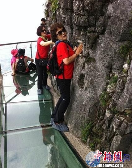 最长玻璃栈道悬空1900米游客吓尿了【组图】