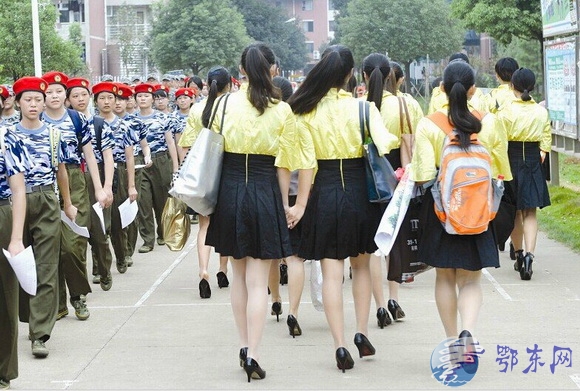 武汉高校淑女班穿高跟鞋学剪纸