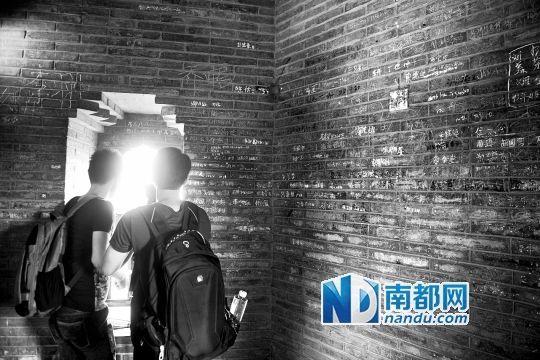 深圳5万陶瓷小人被拔光  盘点十一又见游客不文明行为!