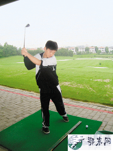 小学高尔夫球课：湖南一小学试点高尔夫球课每周1节课程
