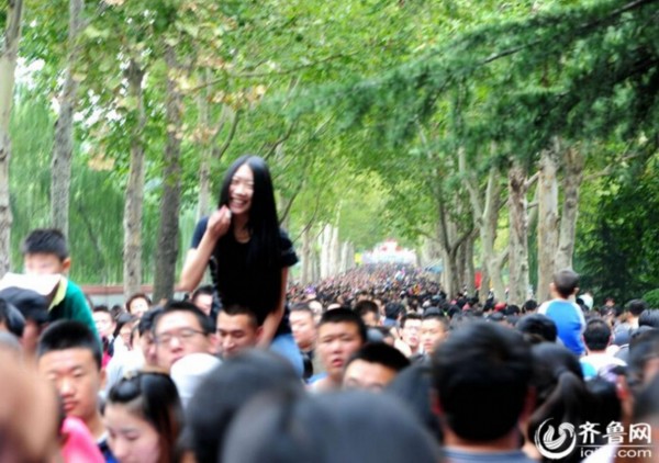 中国好男友标准 男友让女友骑在脖子上逛动物园【组图】
