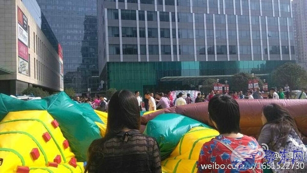上海一座充气城堡被吹翻14人伤原因：疑未做好固定