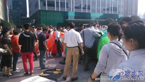上海一座充气城堡被吹翻14人伤原因：疑未做好固定