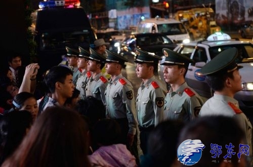 上海路口筑起"武警人肉红灯"是可敬还是可悲?