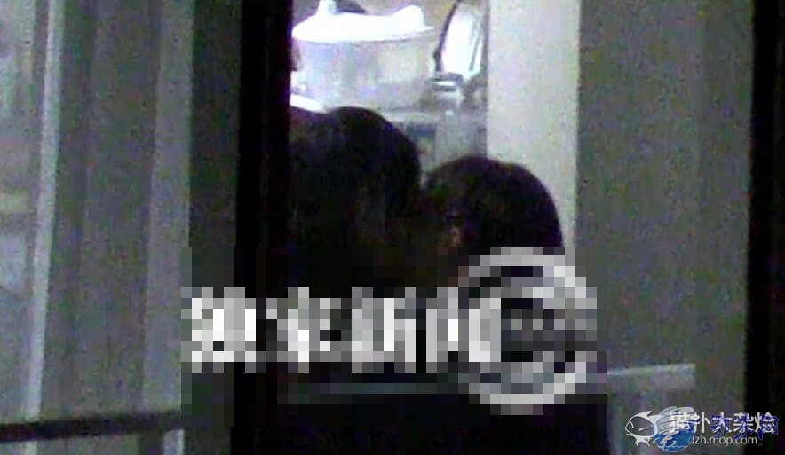 王菲谢霆锋复合亲密接吻 家中激吻照片铁证公布