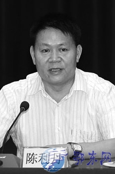 京华时报综合报道昨天中午，广西壮族自治区人大外事华侨委员会主任委员陈利丹坠楼身亡。目前死因正在调查中。
