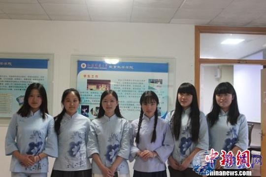 在女子学堂，学生们身着民国时期女学生服装学习中国茶艺等传统技艺。 叶慧 摄