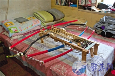 放在床上的“诸葛连弩”。昨日，廖师傅展示自制的诸葛连弩。新京报记者周岗峰摄