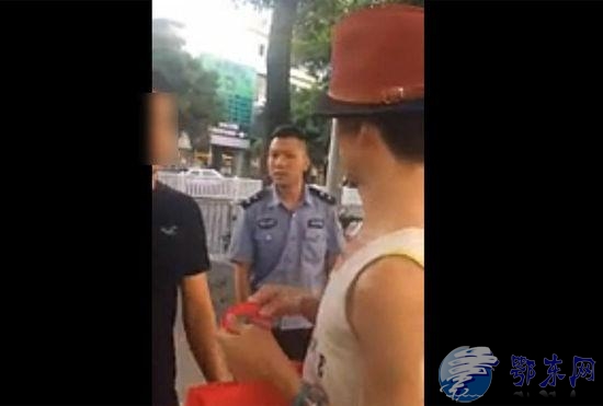 深圳两男子开房后因一方不付路费当街吵架(图)