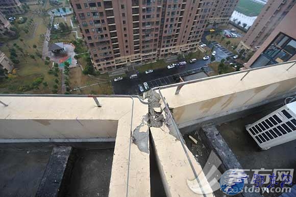 上海一小区现“接吻楼” 开发商：因地面沉降