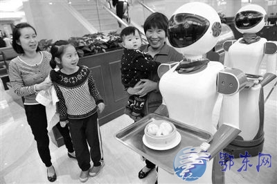 11月24日，浙江宁波联盛广场的一家港式餐厅推出了机器人送餐服务，新奇的创意吸引了许多市民前来体验。