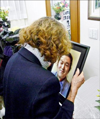 日本记者后藤健二的母亲石堂顺子，在得知儿子惨遭杀害的消息后，看着后藤遗照泪流满面。（法新社）